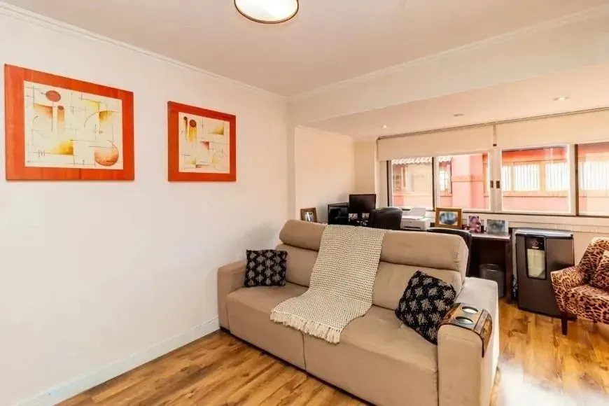 Imagem Casa com 214m², localizado no bairro Vila Jardim em Porto Alegre/RS.