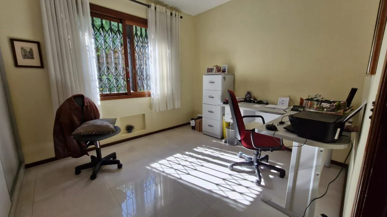 Imagem Casa de Cinema na Glória, com 500m² de área privada, 3 dormitórios, piscina, horta, lareira, elevador, gradeada 4 garagens