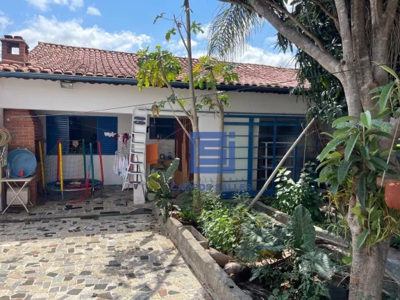 Imagem Casa térrea com garagem + edícula. Total 3 quartos, 3 banheiros, amplo quintal com árvores frutíferas.