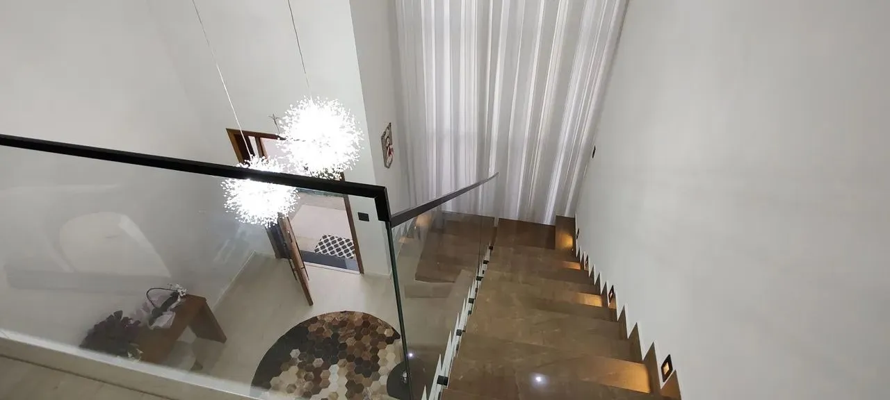 Imagem Imóvel de luxo em condomínio: Casa de 4 quartos e 3 suítes no Jd. Villagio Milano, Sorocaba-SP. 260m², 3 salas, 5 banheiros, 4 vagas.