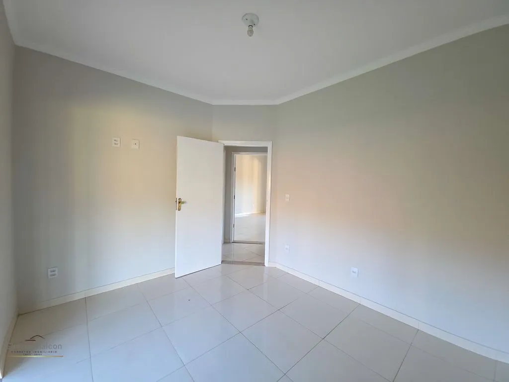 Imagem Casa estilo colonial a venda no condomínio Campo Alegre em Poços de Caldas