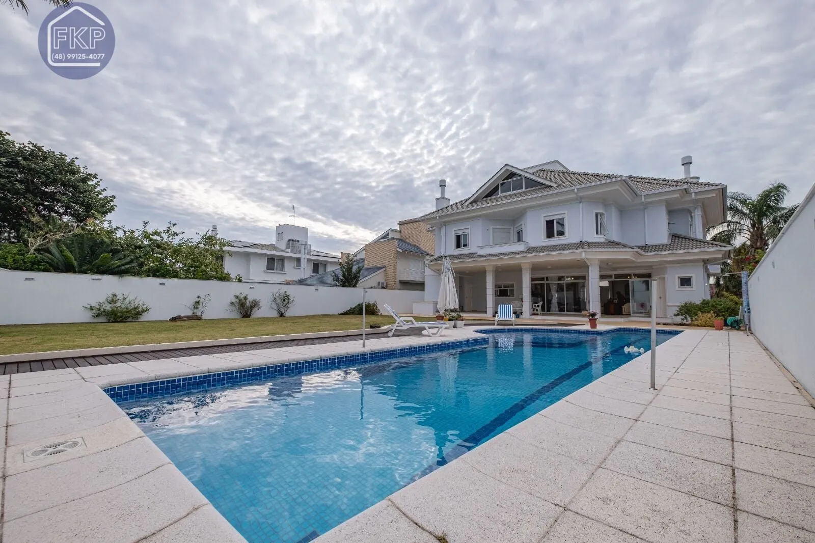 Imagem Casa com 5 dormitórios e 4 vagas!