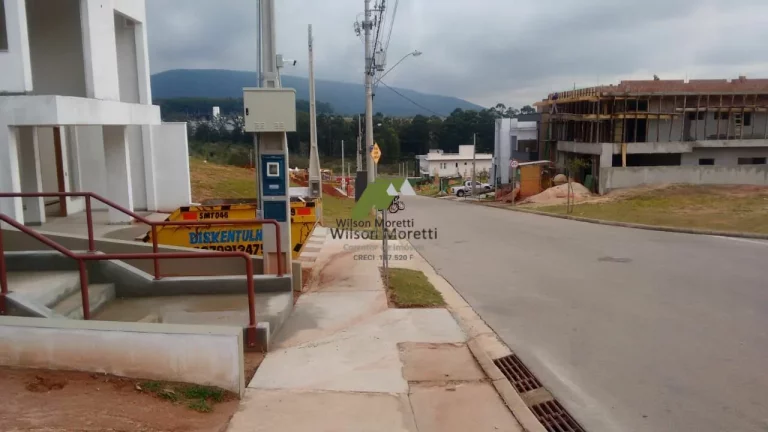 Imagem Casa na fase de Acabamento em Condomínio
