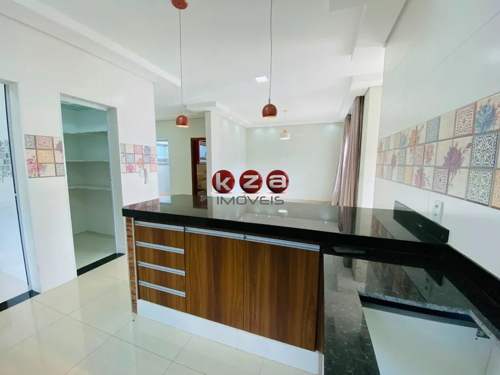 Imagem Casa para locação em condomínio exclusivo de Valinhos-SP, 3 quartos, 3 suítes, 3 salas, 5 banheiros, 6 vagas, 242m². Lenheiro
