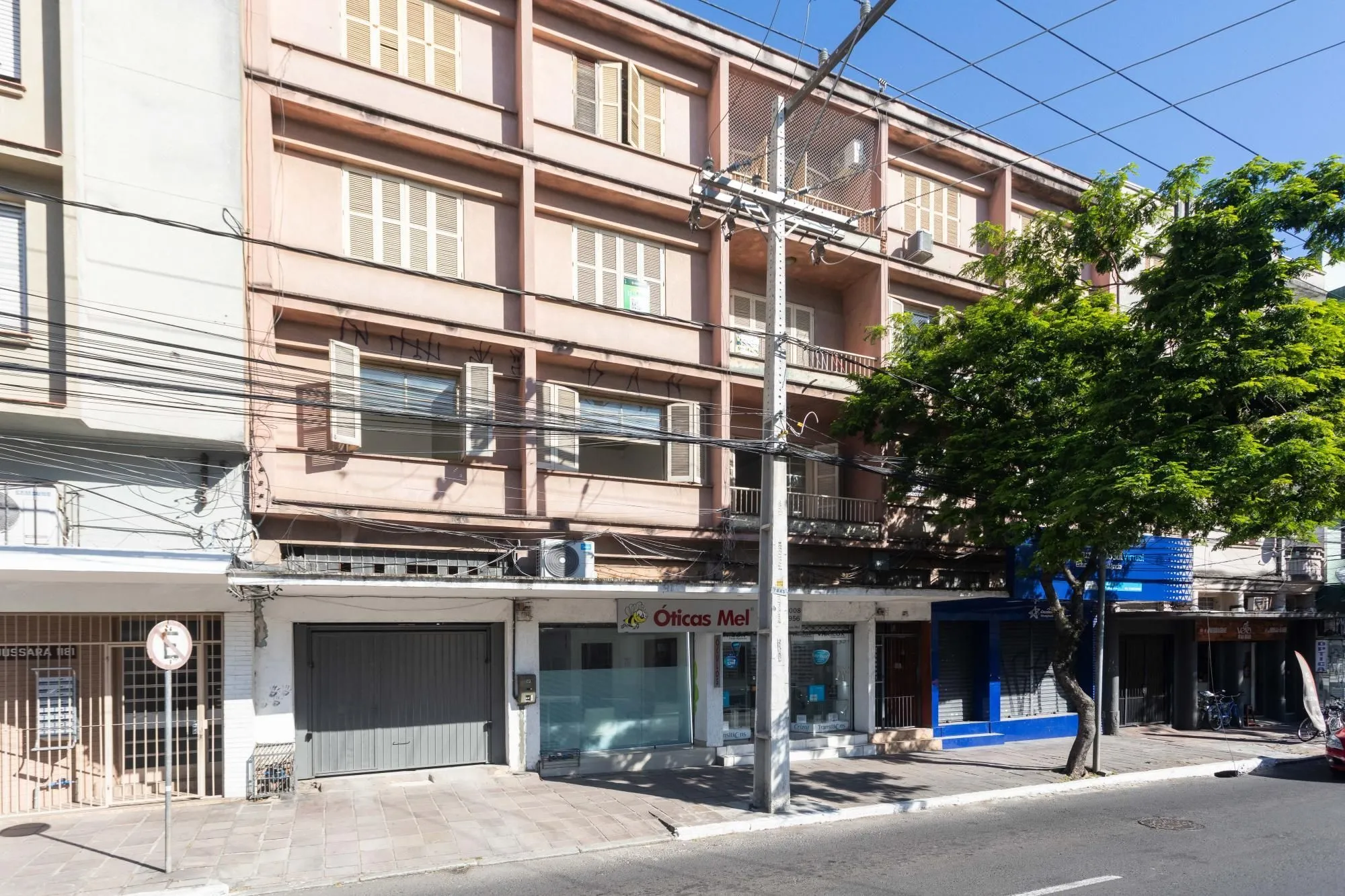 Imagem Amplo Apartamento de 3 Dormitórios com Sacada e Garagem na Av. Protásio Alves