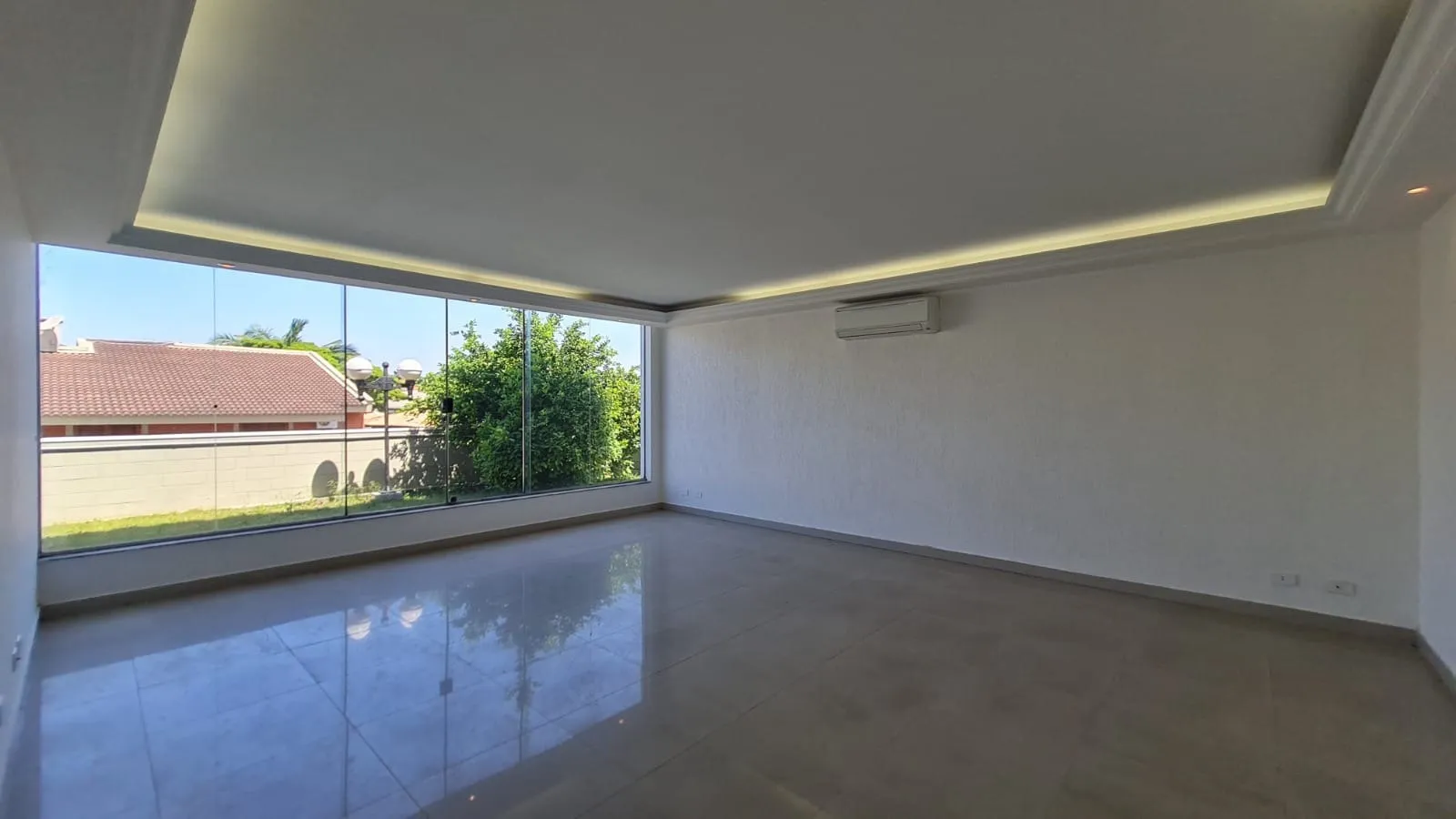 Imagem Mansão Exclusiva no Residencial 5 Alphaville com 620 m² construídos, cinema privativo e área de lazer completa.