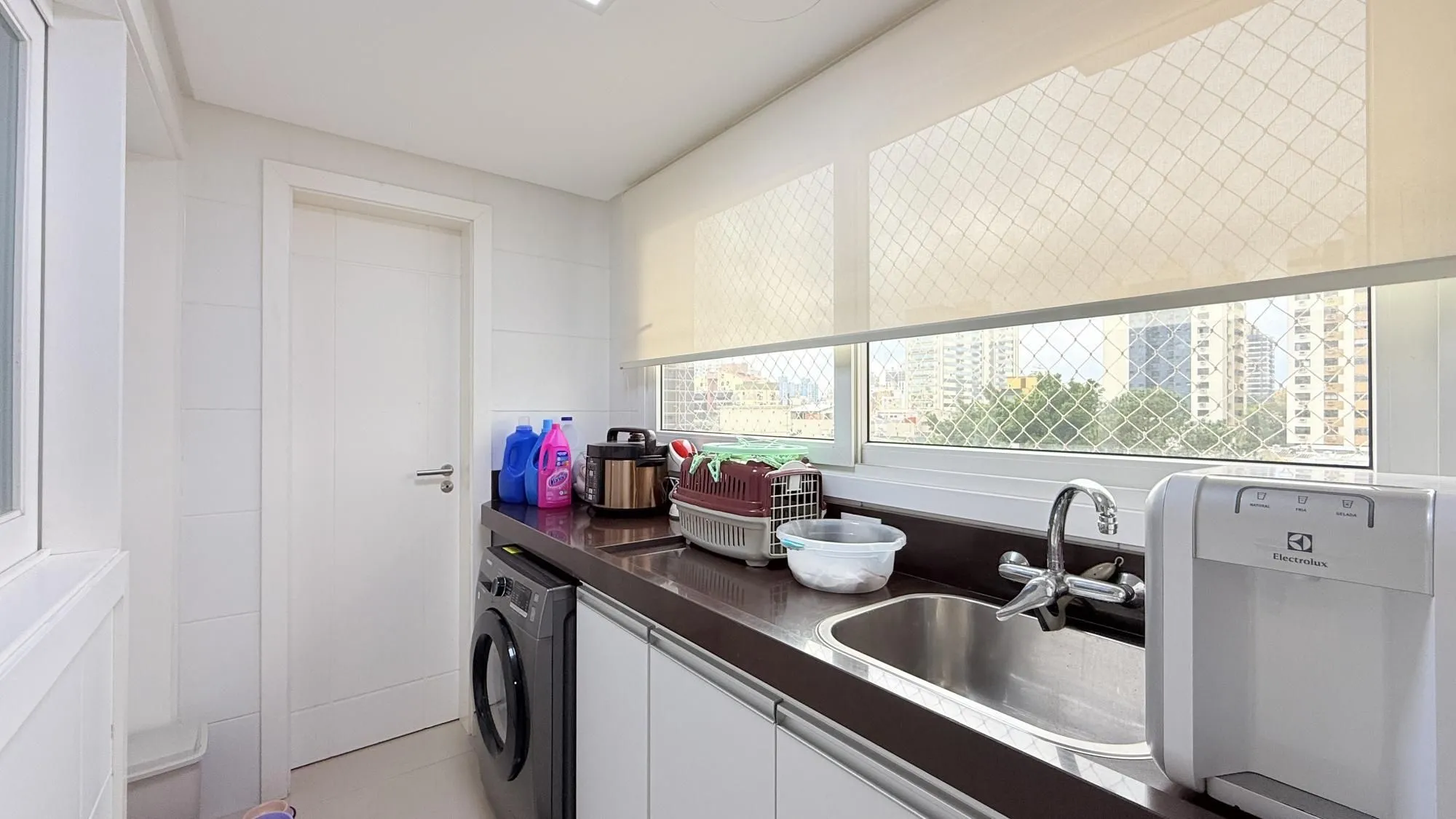 Imagem Excelente apartamento amplo com 2 dormitórios, 2 suítes mais dependência de empregada ou gabinete ou 3º dormitório