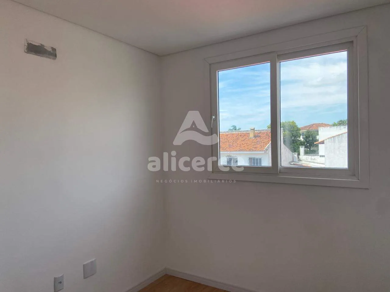 Imagem Apartamento para Locação em Coqueiros com 2 Dormitórios, 1 Suíte e Sol o Dia Todo