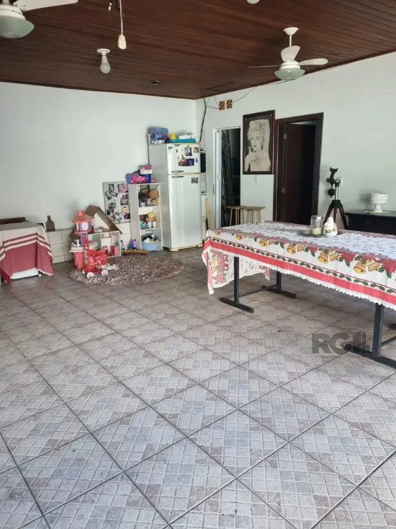 Imagem Casa térrea, 3 dormitórios, 1 suíte, living para 2 ambientes, cozinha, pátio, 2 banheiros e 4 vagas .