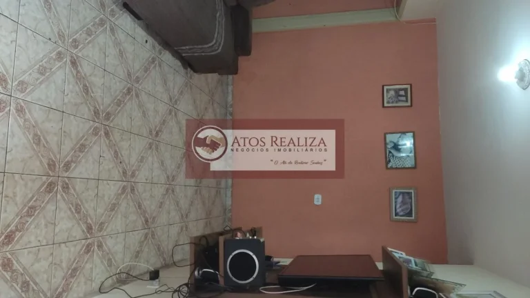 Imagem Vendo Oportunidade no Jardim Fraternidade. Casa Terreno, com 200m2 de área Total, o imóvel conta com, 3 dormitórios, sendo 1 Suíte, 2 vagas de Garagem, Edícula de 3 cômodos, Lavanderia, Aceita Financiamento, aceita Permuta. Valor de Oportunidade R$ 530K, 