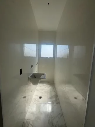 Imagem Lindo sobrado de 3 dormitórios, incluindo uma suíte, está localizado no desejado Condomínio Angela Residence, oferecendo um equilíbrio perfeito entre conforto, segurança e praticidade á venda na Imobiliaria Consulte Imoveis.