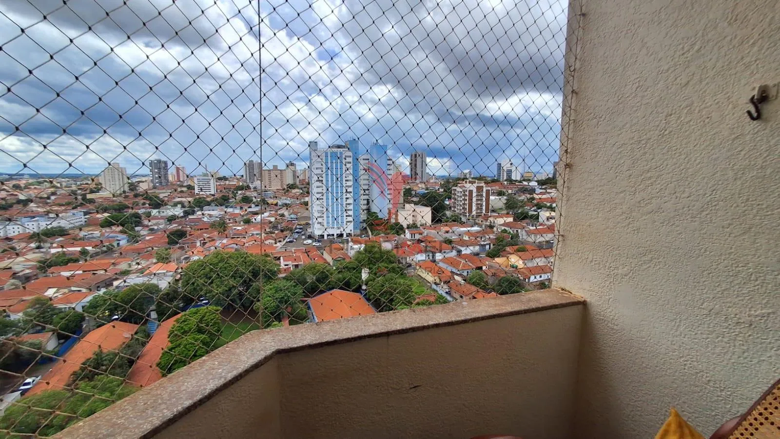 Imagem Vendo Apartamento Espaçoso na Vila Monteiro com 2 banheiros e garagem coberta