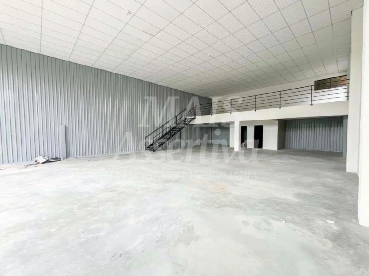 Imagem Ótimo prédio comercial com mezanino para locação no bairro Guarani