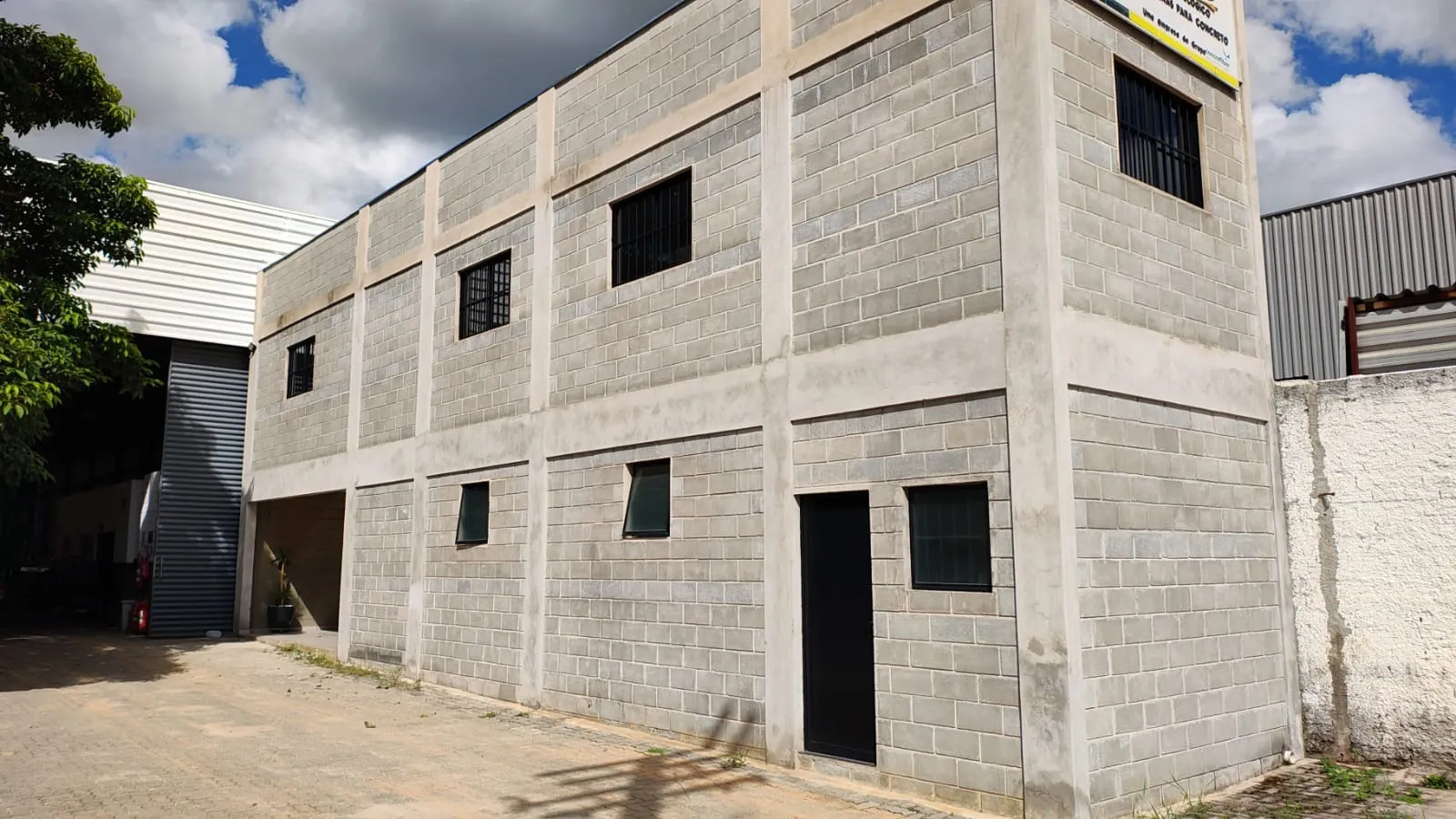 Imagem Galpão Industrial de 1.340 m² para Locação em Terreno de 2.500 m² com Energia Solar, Transformador de 300 KVA e Infraestrutura Completa