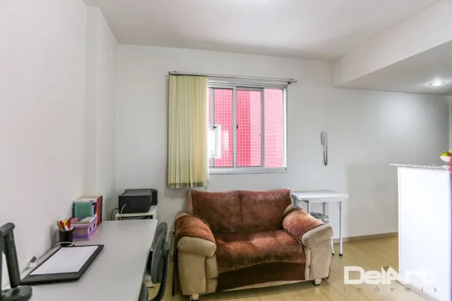 Imagem Stúdio residencial c/ sacada - 01 quadra do Shopping Curitiba - andar alto - 35,05m2 privativos - Semi-mobiliado - R$ 370.000,00.