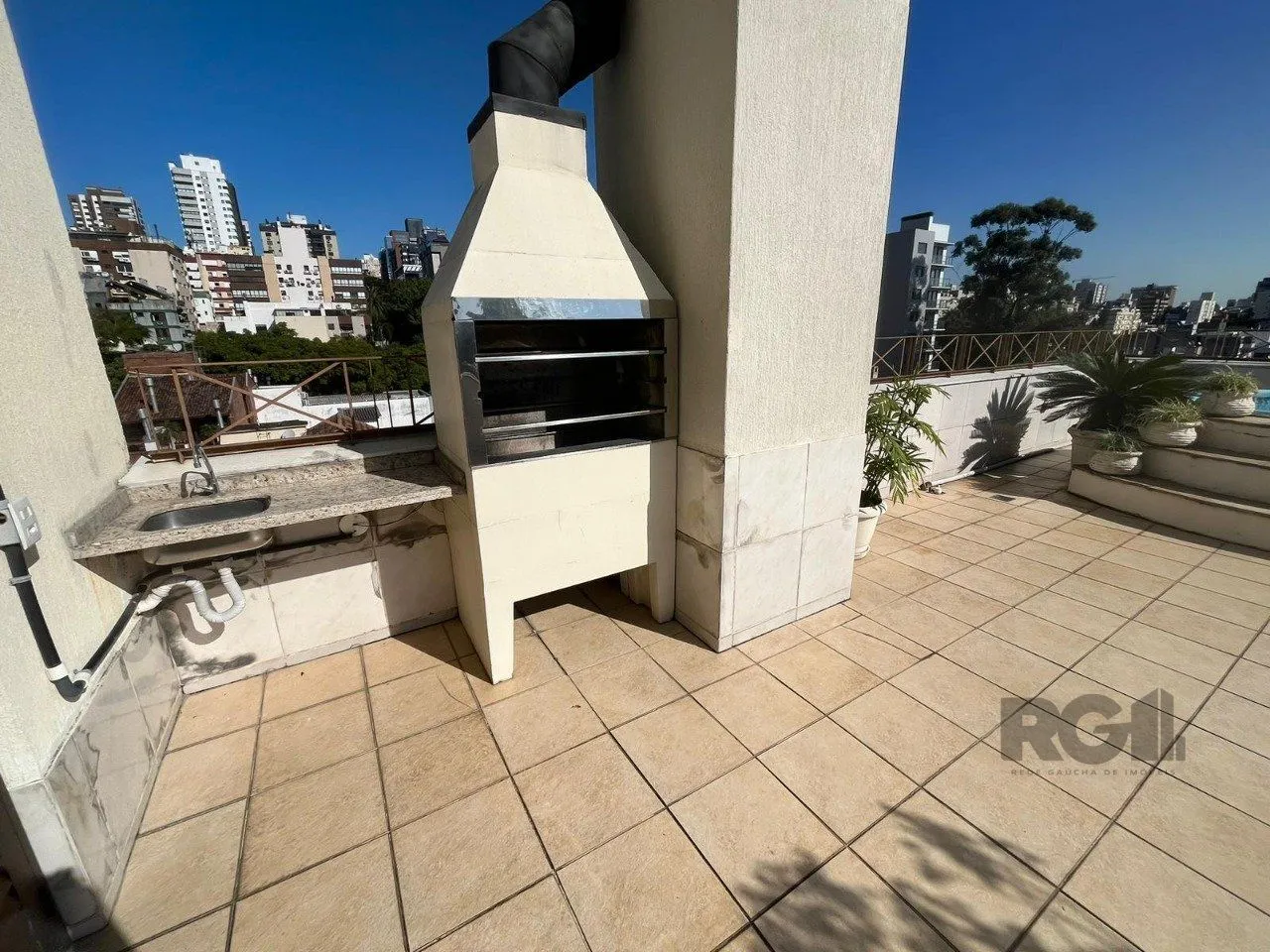 Imagem Apartamento de três quartos, suíte, churrasqueira e duas vagas de garagem (box duplo) no bairro Auxiliadora em Porto Alegre.