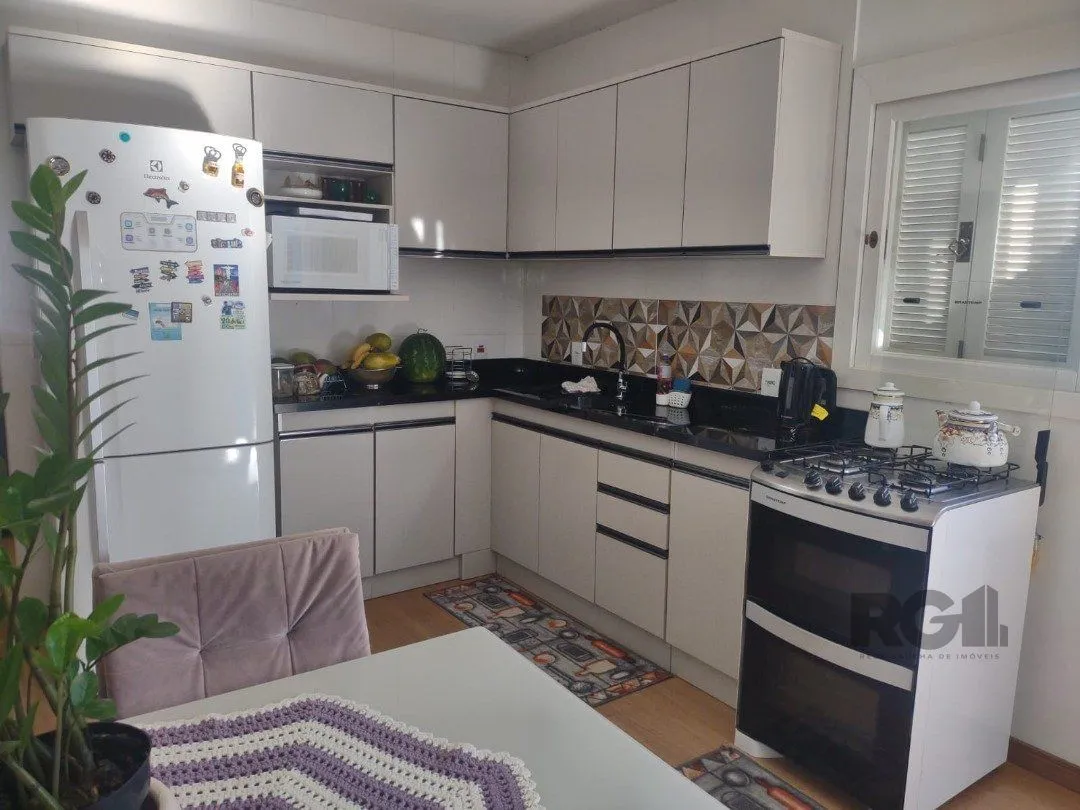 Imagem Casa com 250m², 2 quartos, 1 suite, edícula, no bairro Nonoai