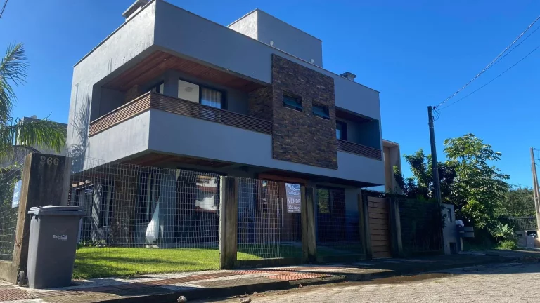 Imagem Casa de Alto Padrão em Garopaba-SC: 3 Suítes, 147m², Mobiliada, Próx. à Praia Central