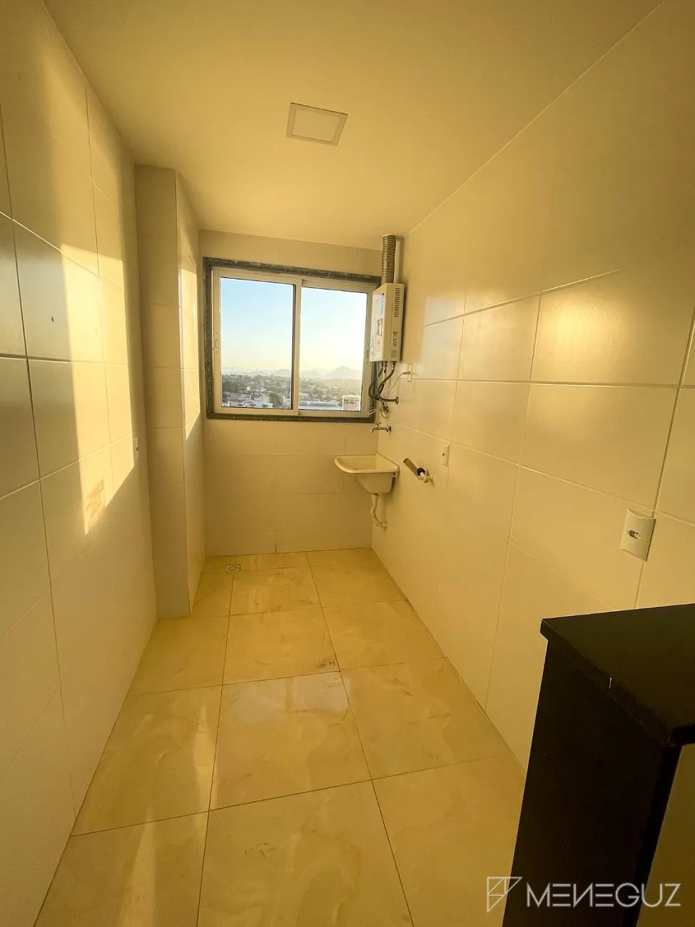 Imagem Apartamento de 2 quartos, com duas vagas de garagem, no centro de Guarapari com vista para o canal - Parcelamento em 60 meses!