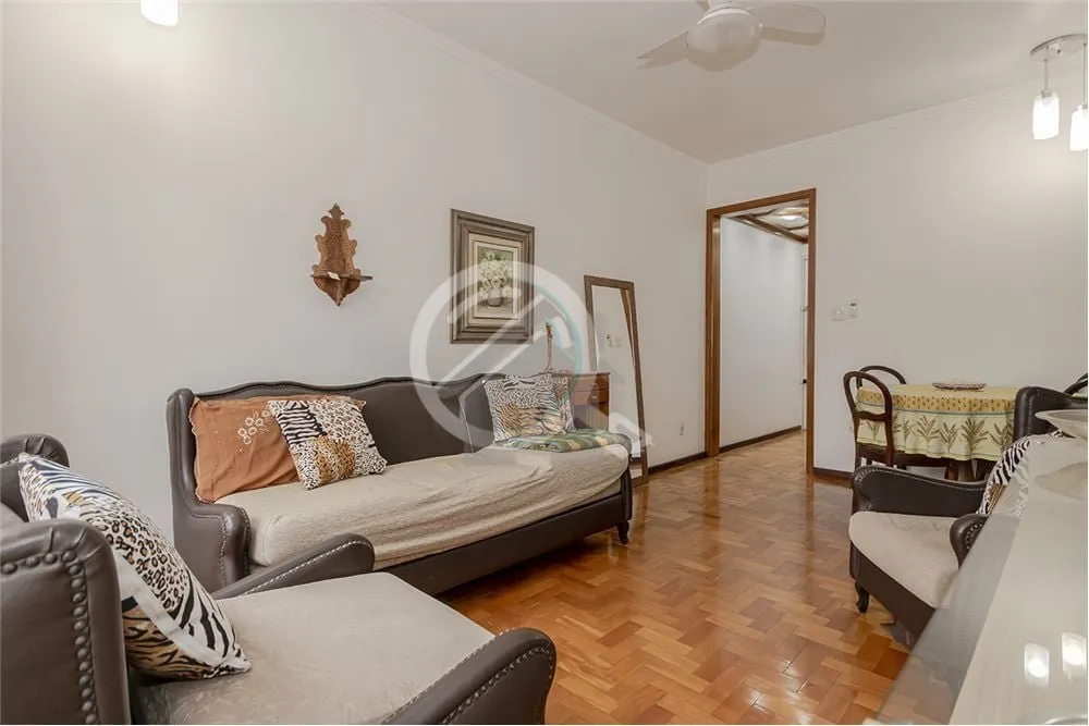 Imagem Apartamento à venda na Rua Sarmento Leite, no coração do Centro Histórico de Porto Alegre, em fr...