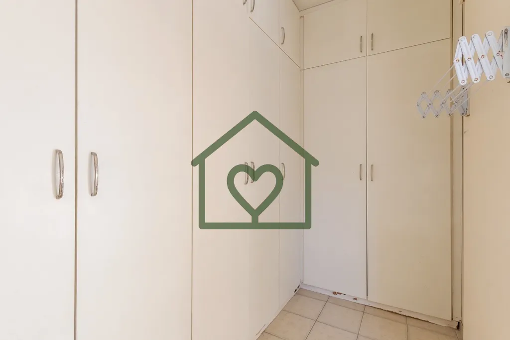 Imagem Apartamento desocupado em prédio de alto padrão no Petrópolis. 
 
Hall de entrada com lavabo. Sal...
