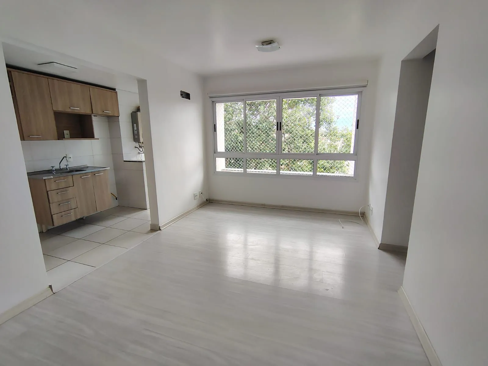 Imagem Apartamento de 2 dormitórios, living, cozinha planejada, área de serviço, banheiro social e 1 vaga de garagem escriturada.