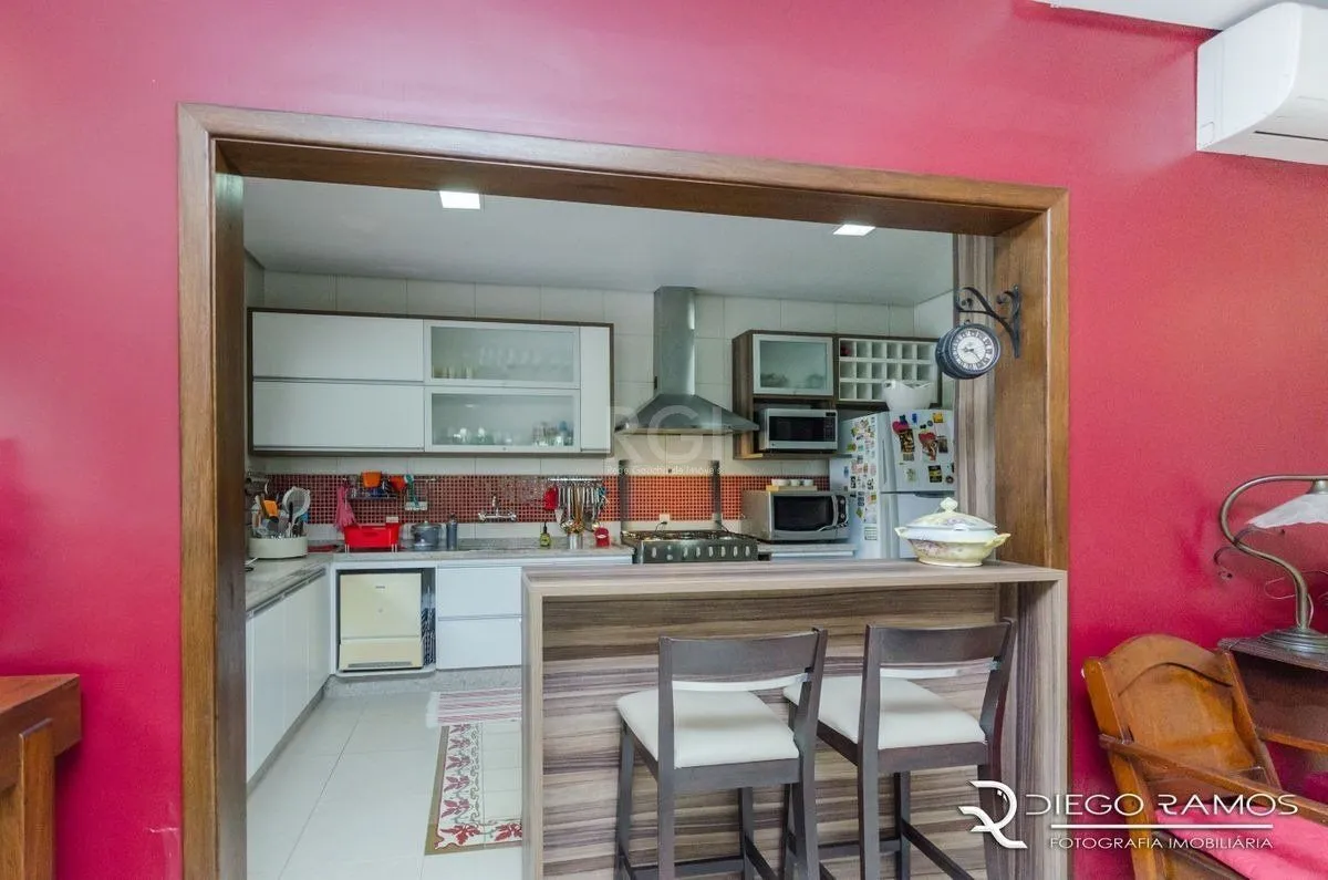 Imagem Casa para Venda - 216m², 4 dormitórios, sendo 1 suites, 4 vagas - Menino Deus
