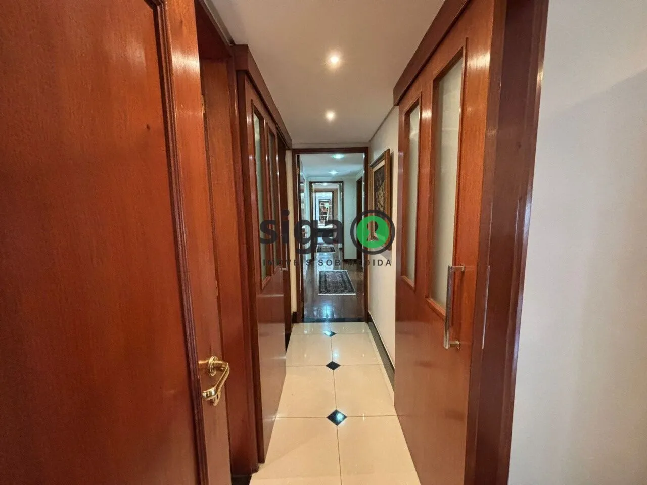 Imagem Sofisticação e Espaço em Moema: 230 m² com Vista Livre e Estilo Neoclássico