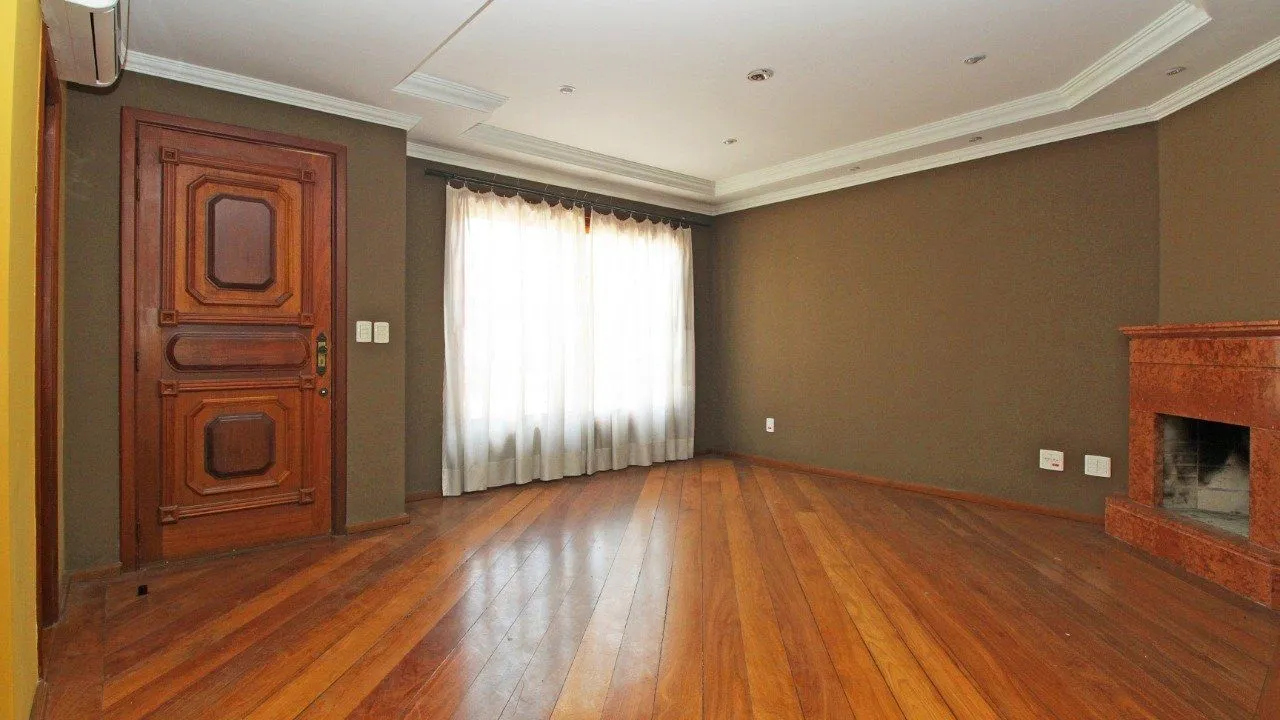 Imagem Excelente casa em condomínio com três (3) dormitórios, uma (1) suíte, duas (2) vagas de garagem próximo ao Barra Shopping , no bairro Cristal em Porto Alegre.