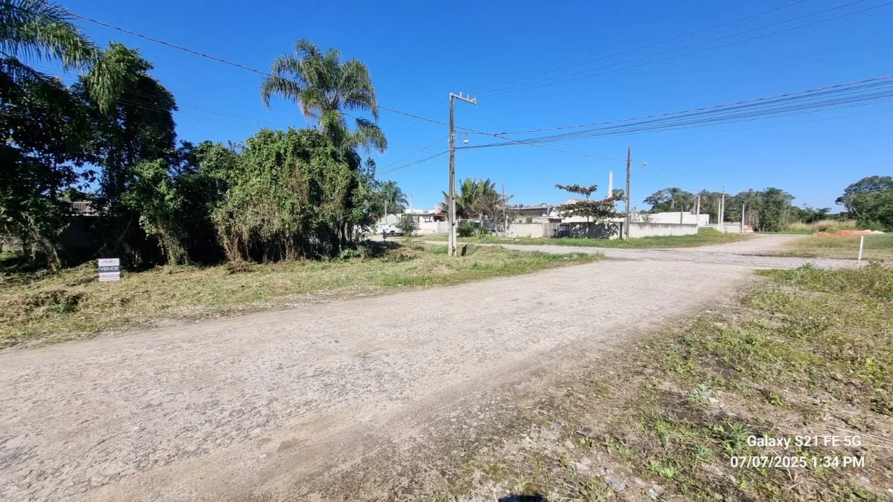 Imagem Terreno de Esquina em Itapoá - Localização Estratégica 
Terreno de esquina, com 12x30m, oferece ...