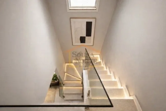 Imagem Sobrado com 230 m² de área útil, com 4 dormitórios, sendo 3 suítes, e 5 banheiros. Possui sala ...