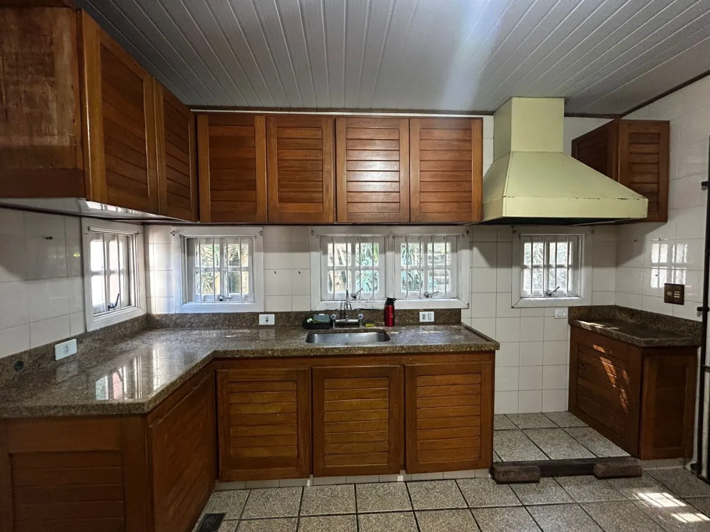 Imagem Casa em Condomínio para Venda em Petrópolis / RJ no bairro Nogueira