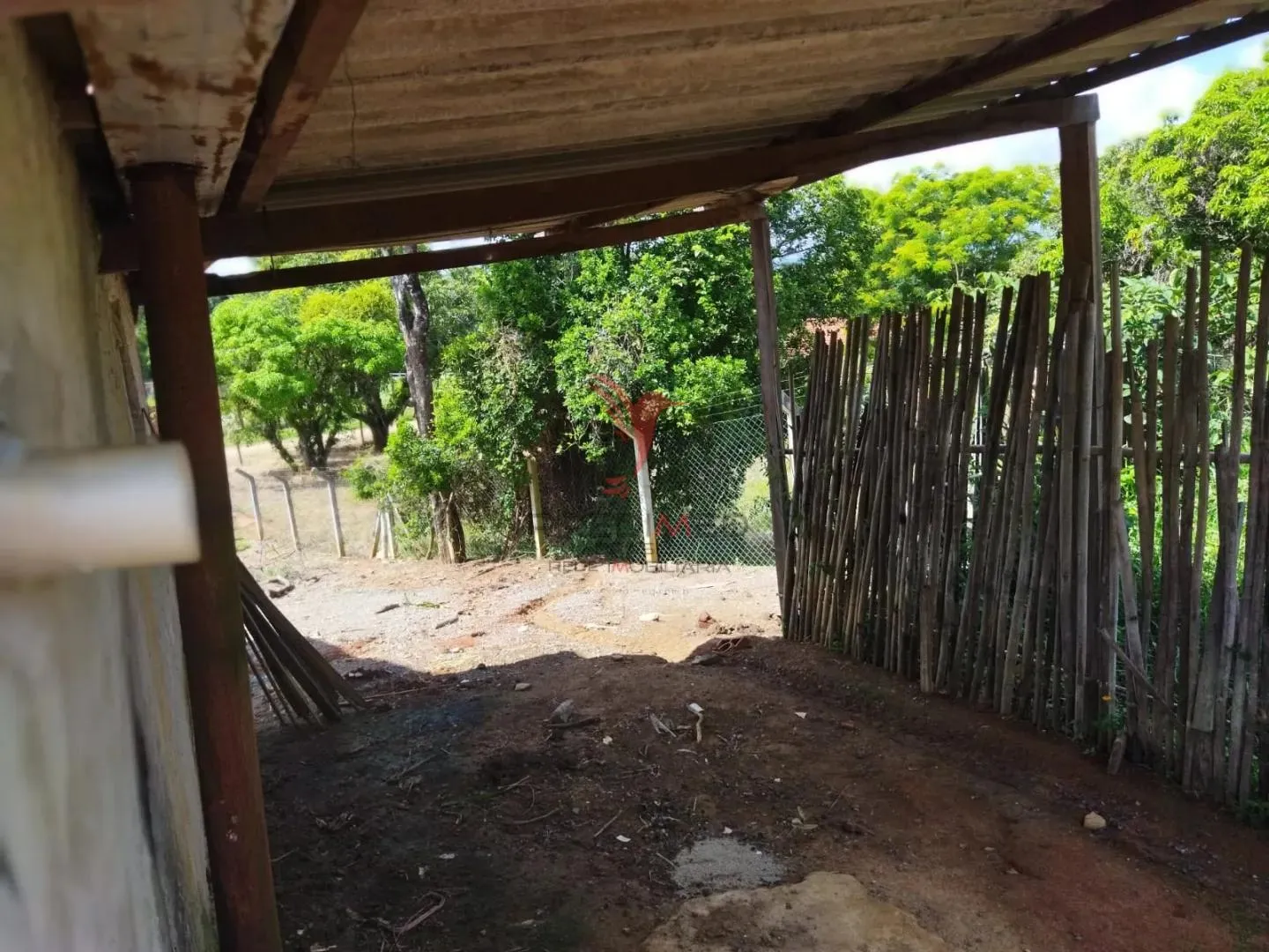 Imagem São 1.000 m2 de terreno com casa pequena