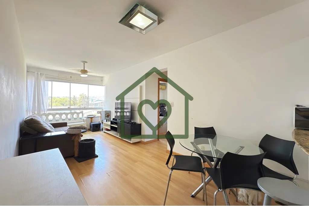 Imagem Apartamento no condomínio Plaza Cristal, em rua tranquila e segura. Tem 2 dormitórios, living para...