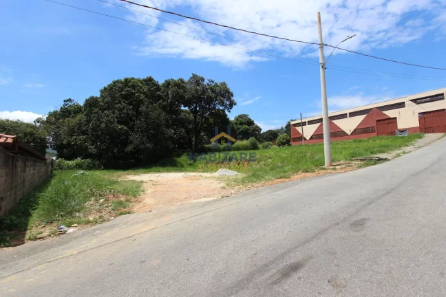 Imagem Terreno de esquina com 1.572 m2 no centro de Ibirité