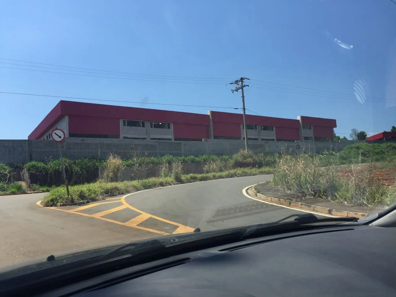 Imagem Galpão com área construída de 5.000 m² e terreno de 14.300 m² , todo murado.