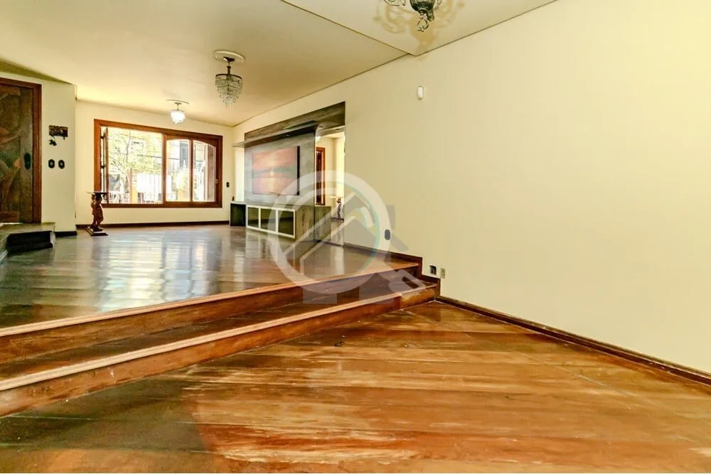 Imagem Casa com 243m2, desocupada, no bairro Menino Deus, 3 dormitórios (3 suítes), sacada, living, cozin...