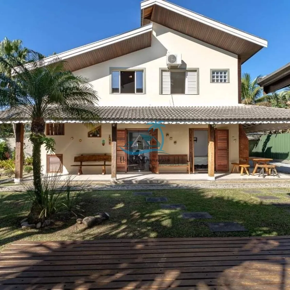 Foto do imóvel Linda casa com 4 suítes à venda em condomínio fechado no Horto em Ubatuba