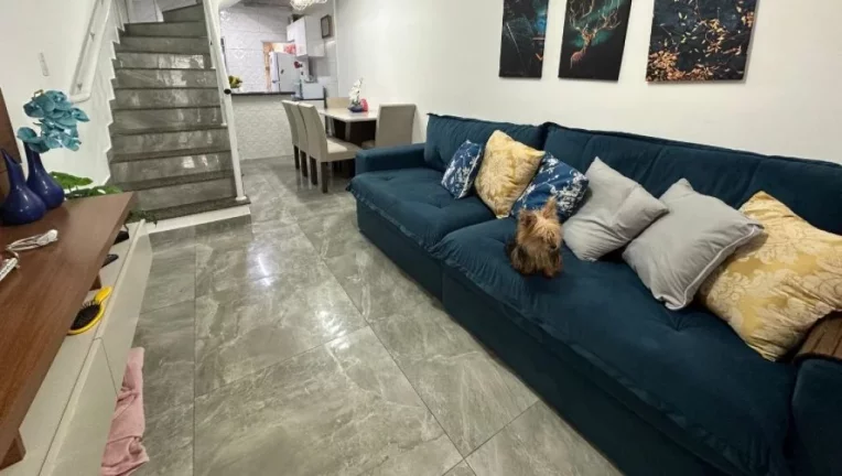 Imagem SOBRADO COM VISTA PARA O MAR à venda no Caiçara em Praia Grande-SP, com 2 dormitórios, sala, cozinha americana, banheiro social, lavabo, 2 vagas de garagem, moveis planejados, churrasqueira, 70 metros da praia. Estuda parcelamento direto.