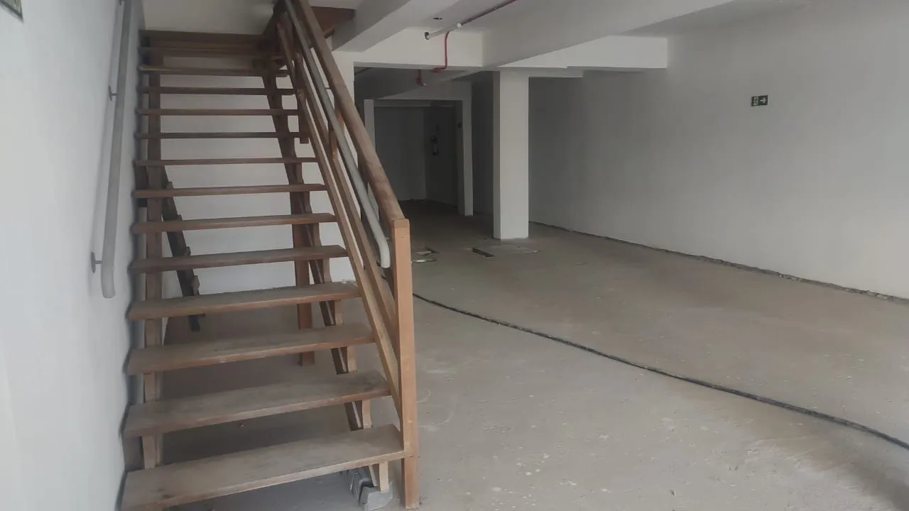 Imagem Vende loja ,com mezanino 180m², 2 banheiros