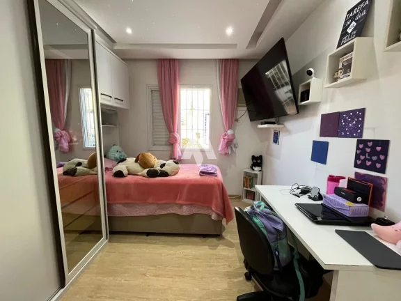 Imagem Casa sobreposta baixa vendida com porteira fechada, com piscina e churrasqueira