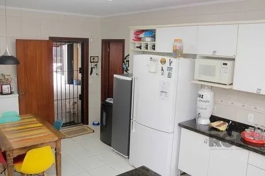 Imagem Excelente casa de 287m² com 3 dormitórios e 4 vagas.