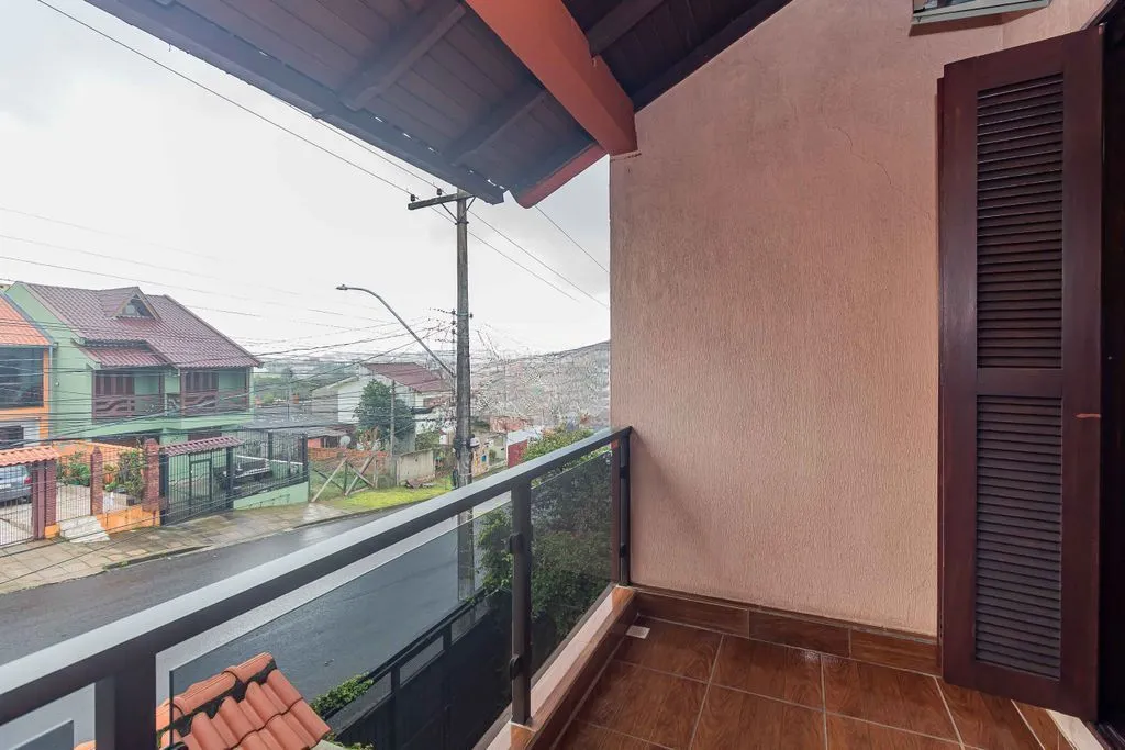 Imagem Casa de 3 dormitórios à venda Bairro Rubem Berta - Porto Alegre