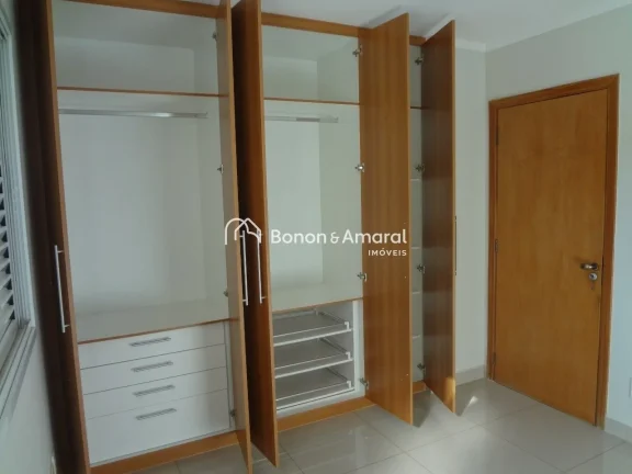 Imagem Amplo apartamento em rua tranquila, com 4 dormitórios, sendo 1 suíte com hidromassagem, 2 dormitó...