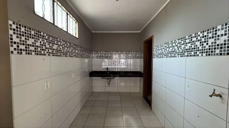 Imagem Casa Padrão para Alugar no Jardim Maracanã, Uberaba - 3 Dormitórios com Suíte e Churrasqueira na Varanda