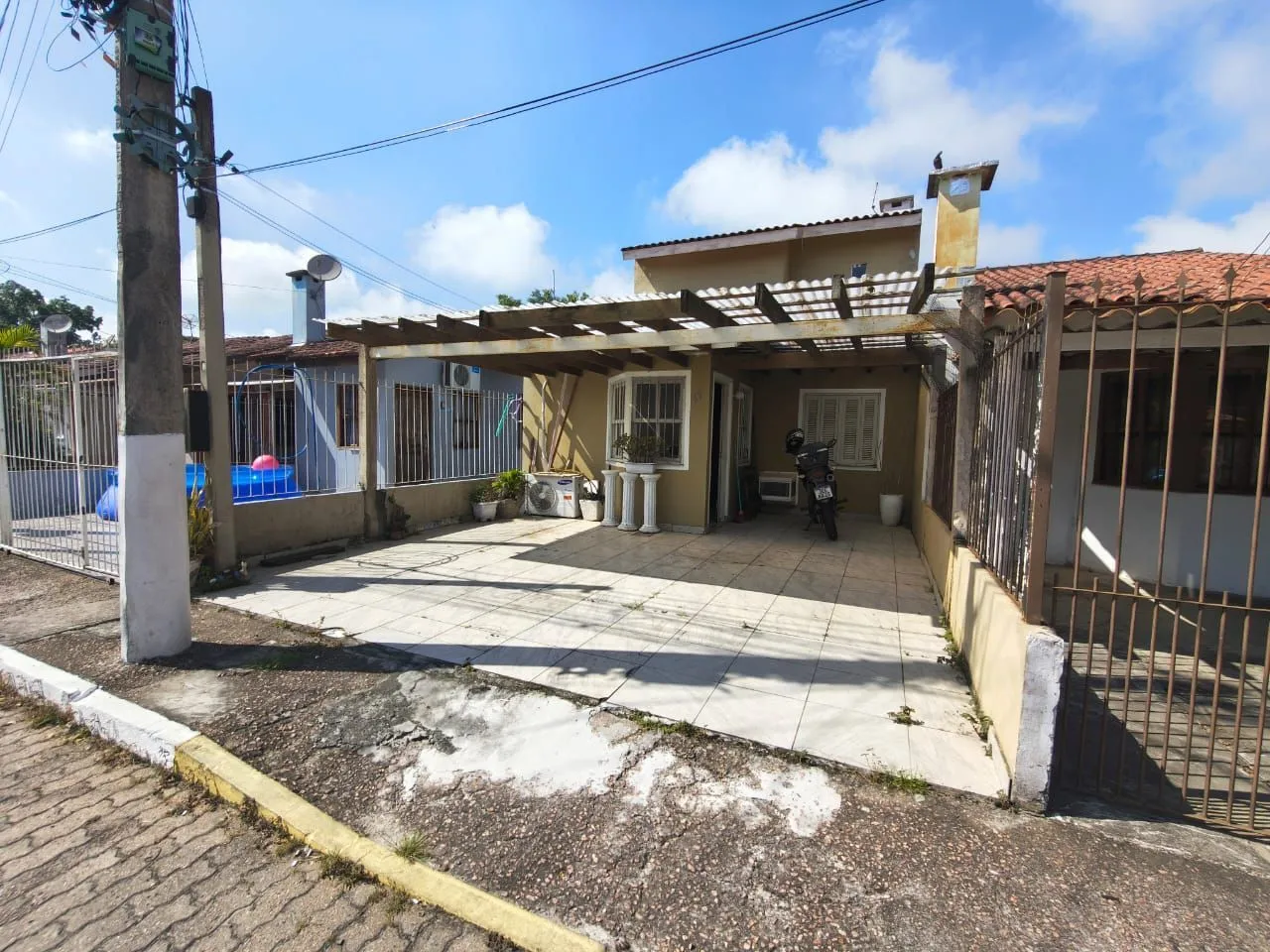 Imagem Casa a venda 3 dormitórios - Restinga - Porto Alegre