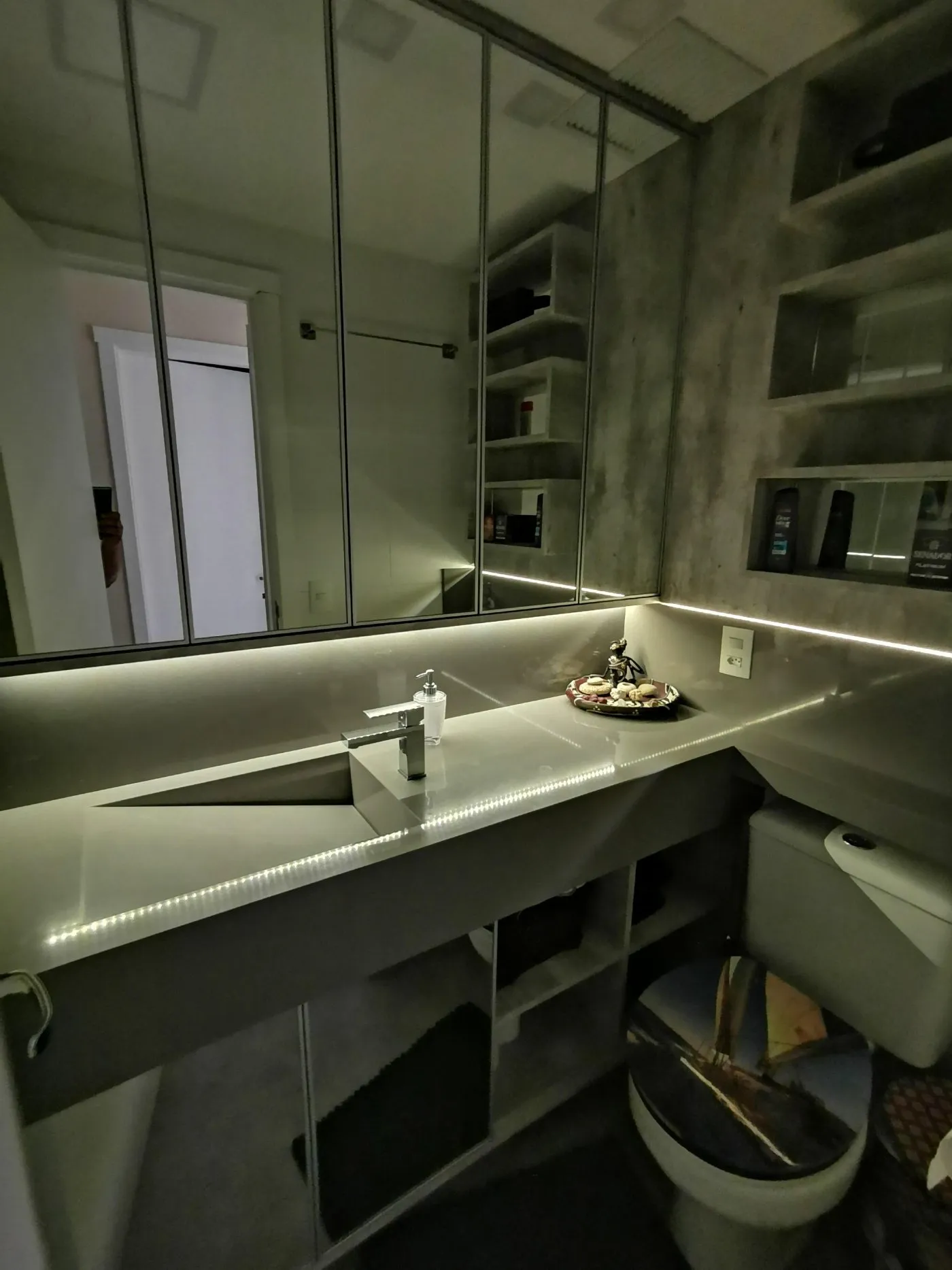 Imagem A Mais Assertiva Inteligência Imobiliária vende;  Belíssimo apartamento mobiliado  02 dormitó...