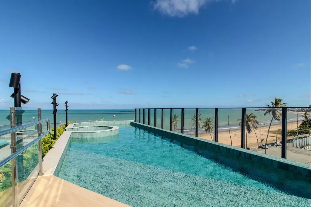 Imagem Flat beira-mar no Bessa com vista definitiva para o mar, rooftop com piscina e estrutura completa. Ideal para investir ou morar.