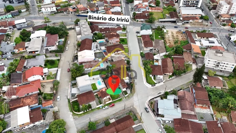 Imagem Casa de madeira muito bem localizada entre os bairros Iririú e saguaçu!