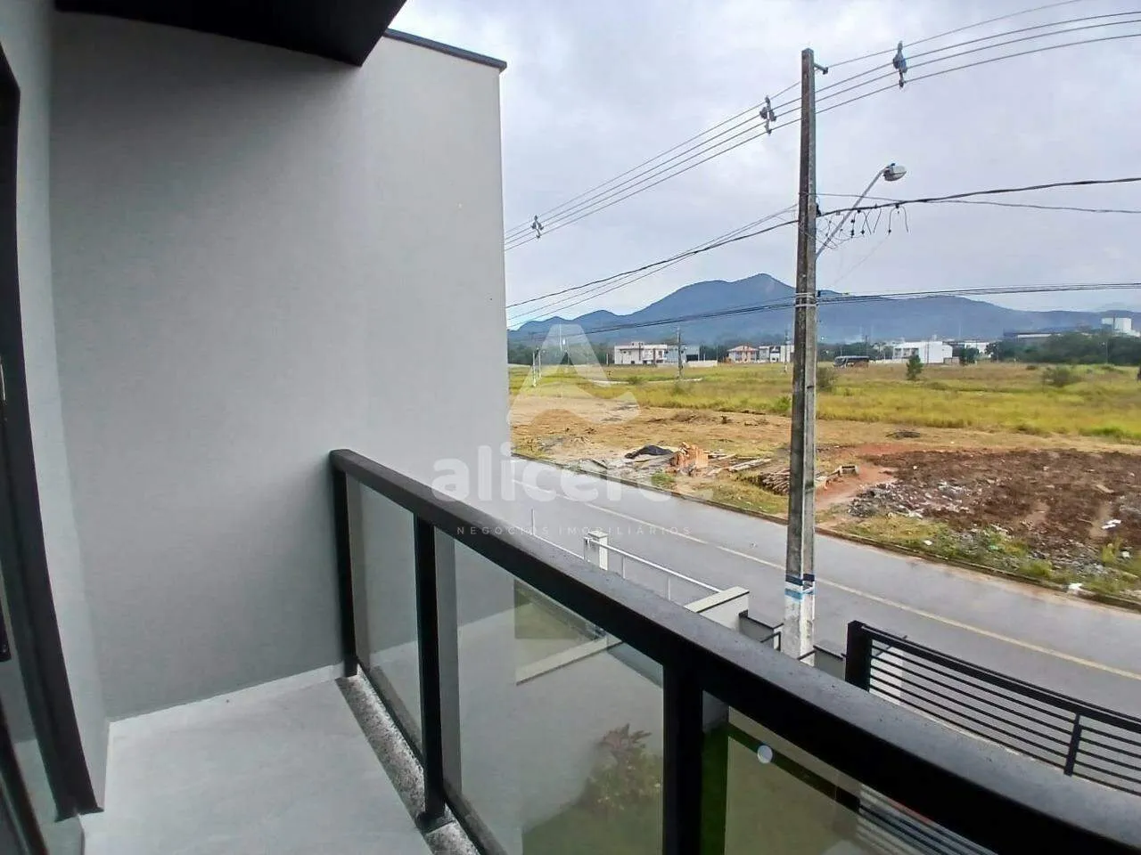 Imagem Sobrado com passagem lateral, 2 Suítes e churrasqueira, à venda no Sertão do Maruim - São José/SC